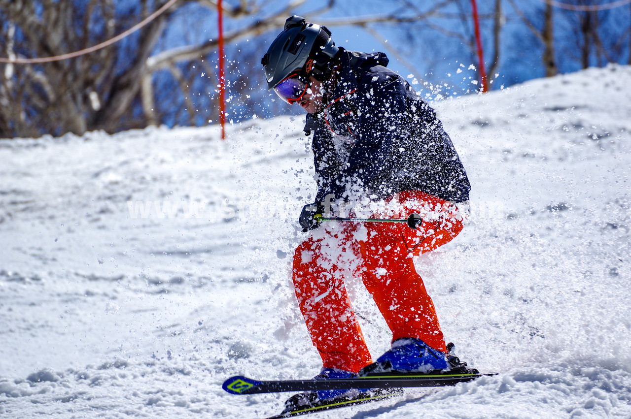 札幌国際スキー場 Mt.石井スポーツ ISHII SKI ACADEMY 校長・斉藤人之さんによる『斉藤塾』開講。本日のテーマは、「春雪！コブからスキーのたわみを楽しむ！！」(^^)v